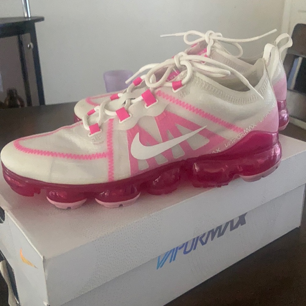 Vapormax shoes slightly worn in good condition.
